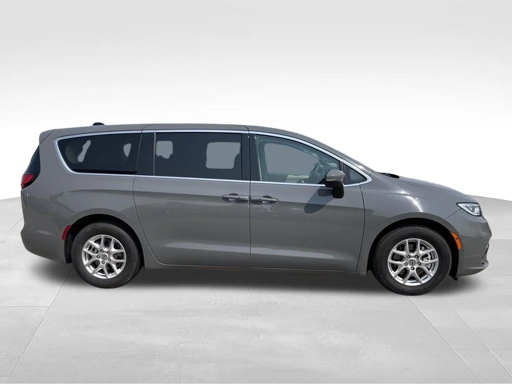 Used 2023 Ceramic Gray Clearcoat Chrysler Touring L image 27