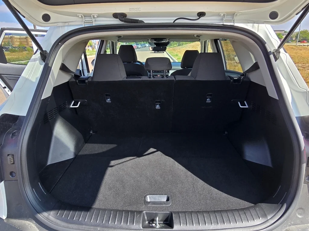 Used 2026 Snow White Pearl Kia LX image 31