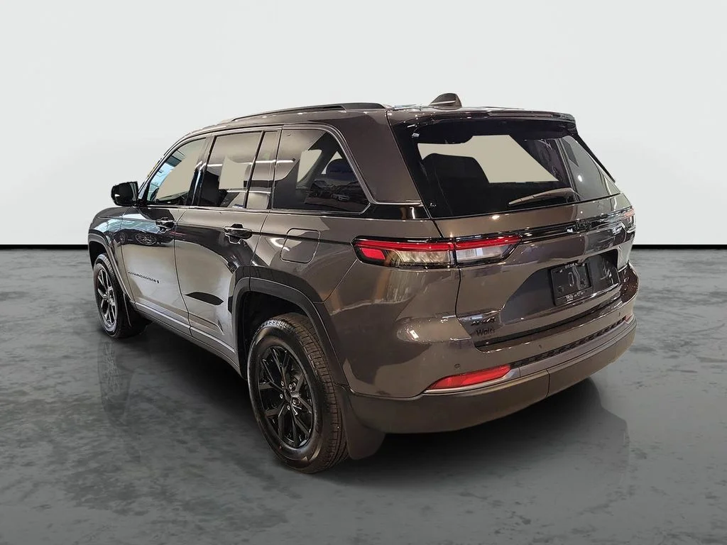 New 2026 Baltic Gray Metallic Clear-Coat Exterior Paint Jeep Altitude image 3