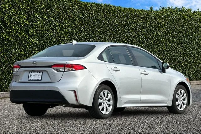 2025 Toyota Corolla LE - Photo 4