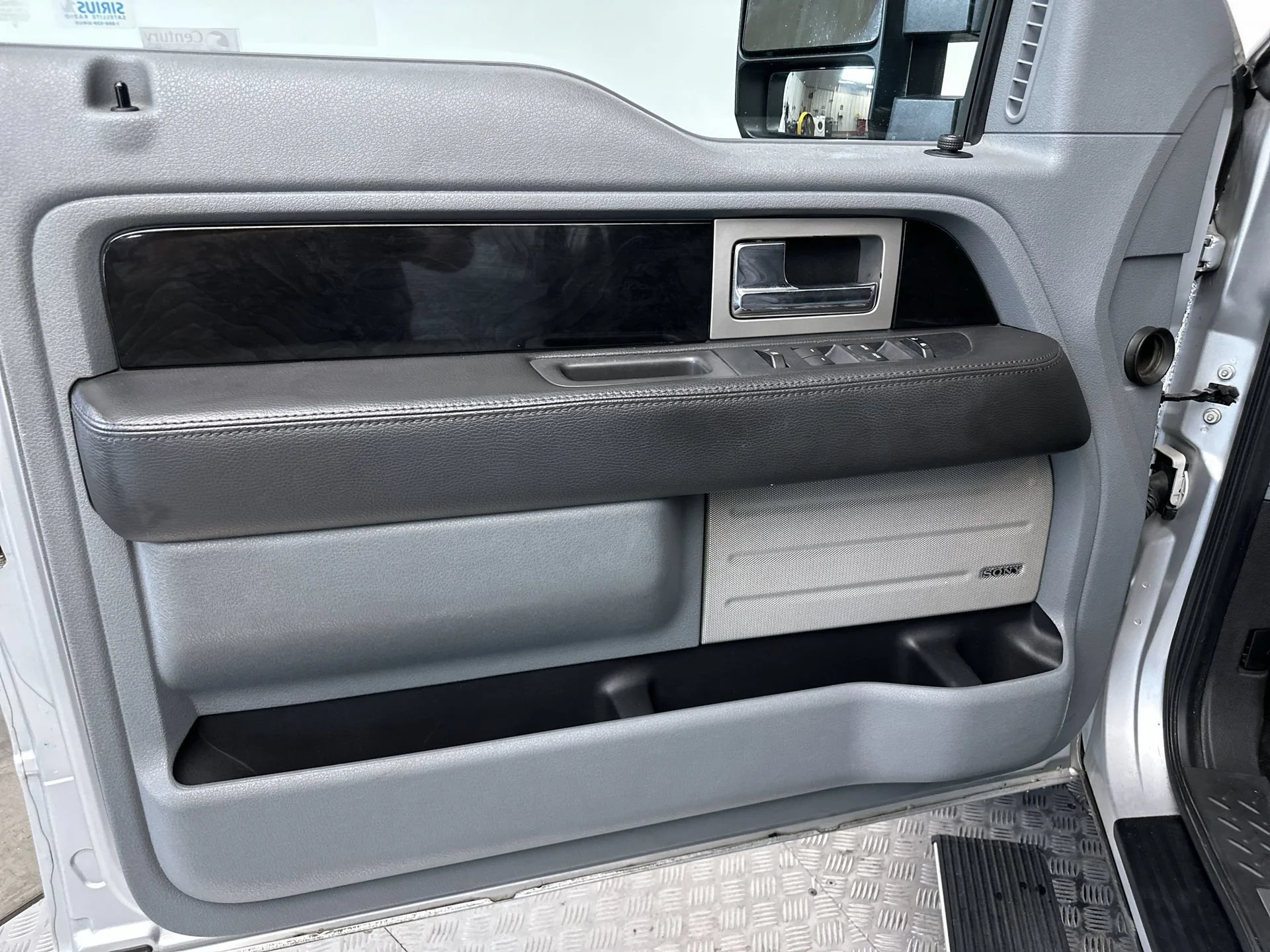 Used 2011 Ingot Silver Metallic Ford Platinum image 15