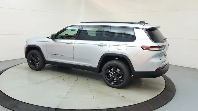 New 2026 Silver Zynith Exterior Paint Jeep Limited image 7