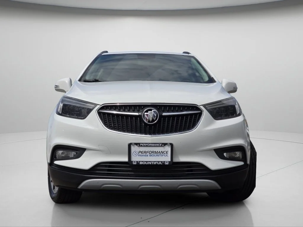 Used 2018 Summit White Buick Essence image 3