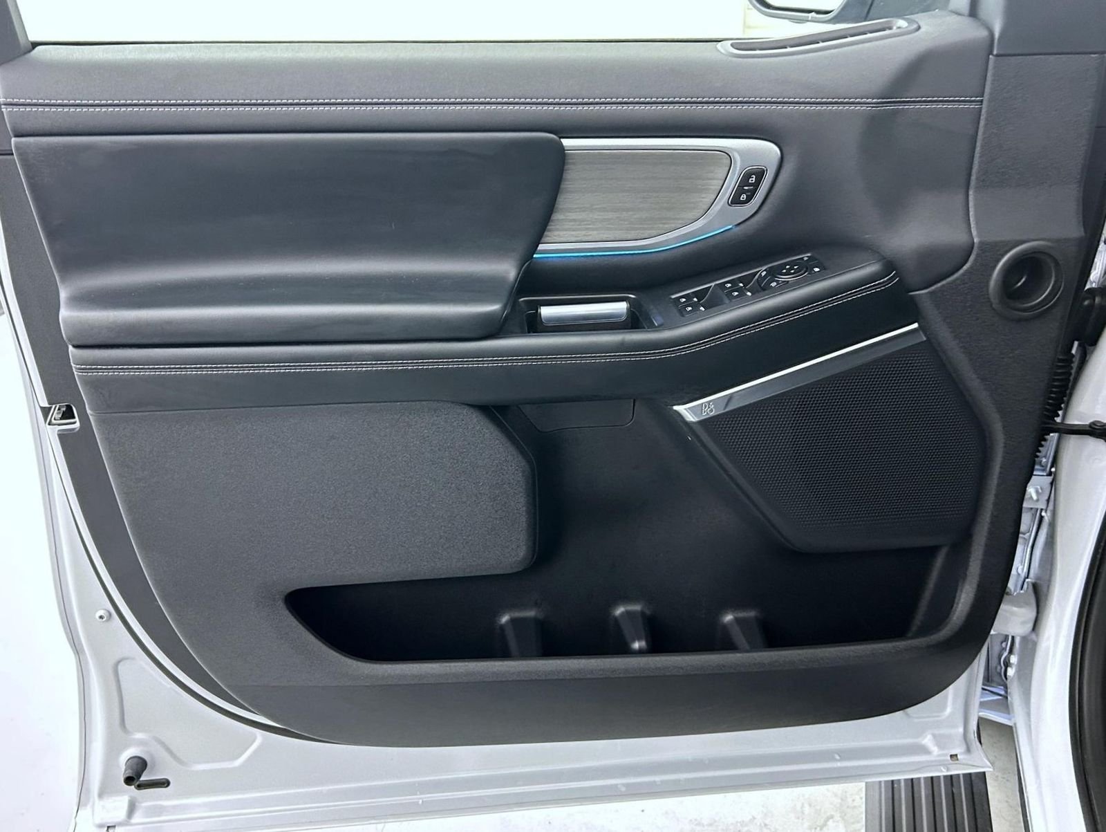 Used 2025 Silver Metallic Ford Platinum image 10