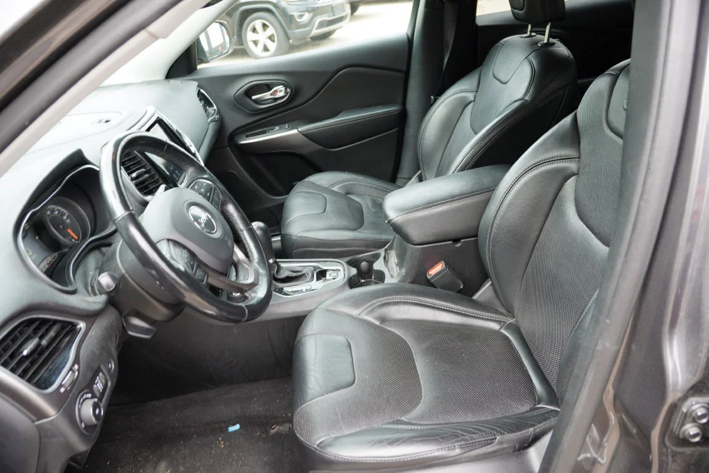 Used 2019 Granite Crystal Metallic Clearcoat Jeep Limited image 4