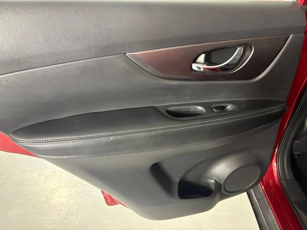 Used 2016 Red Nissan S image 32