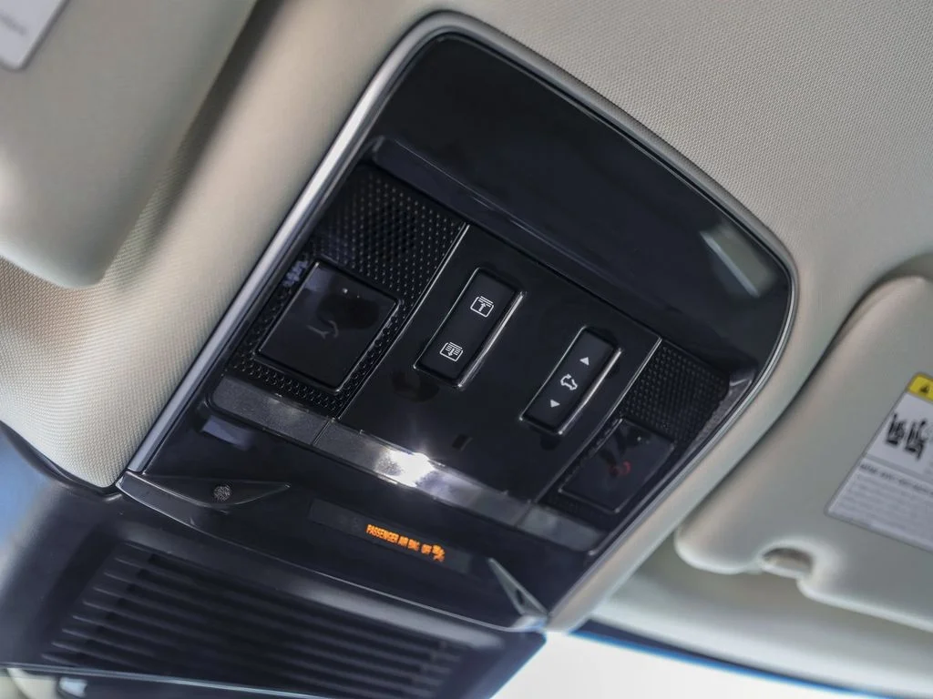 New 2025 White Land Rover SE image 23