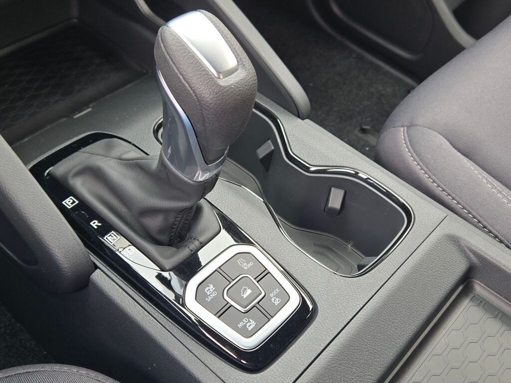 New 2026 Glacier White Nissan Crew Cab SV image 23