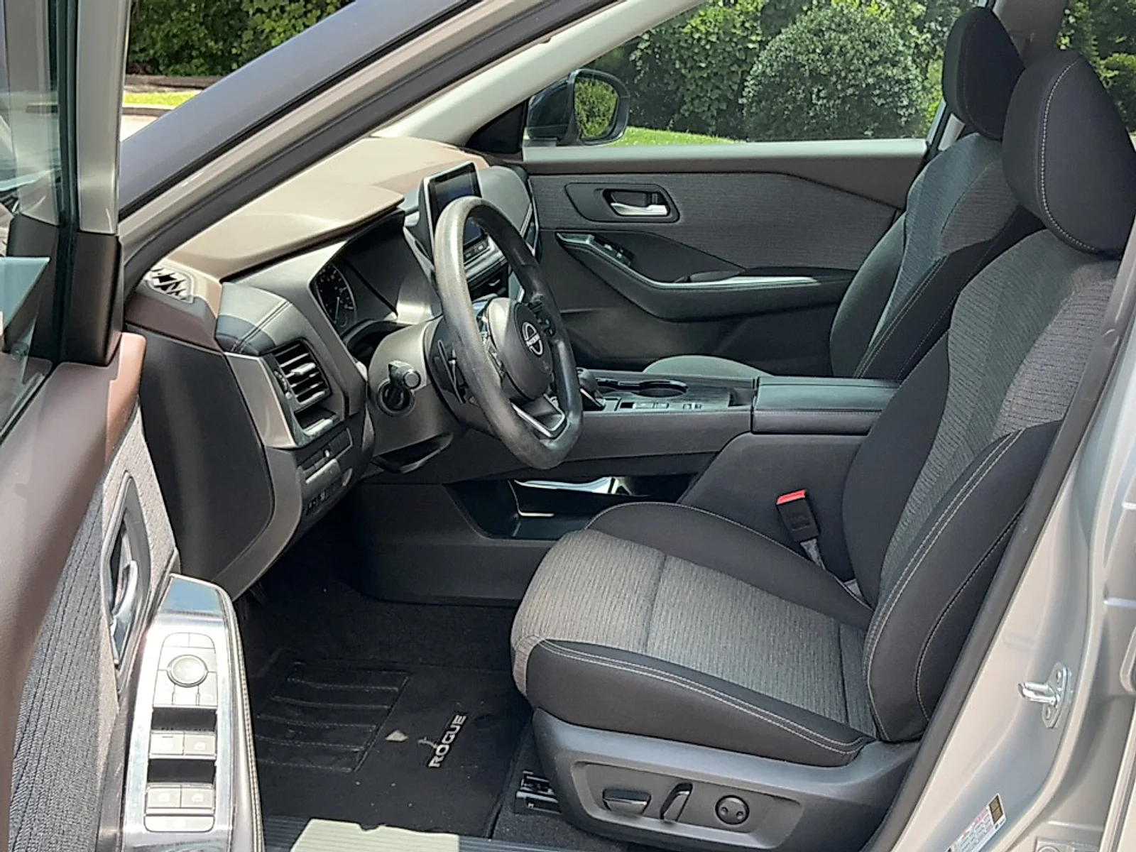 Used 2023  Nissan SV FWD image 12