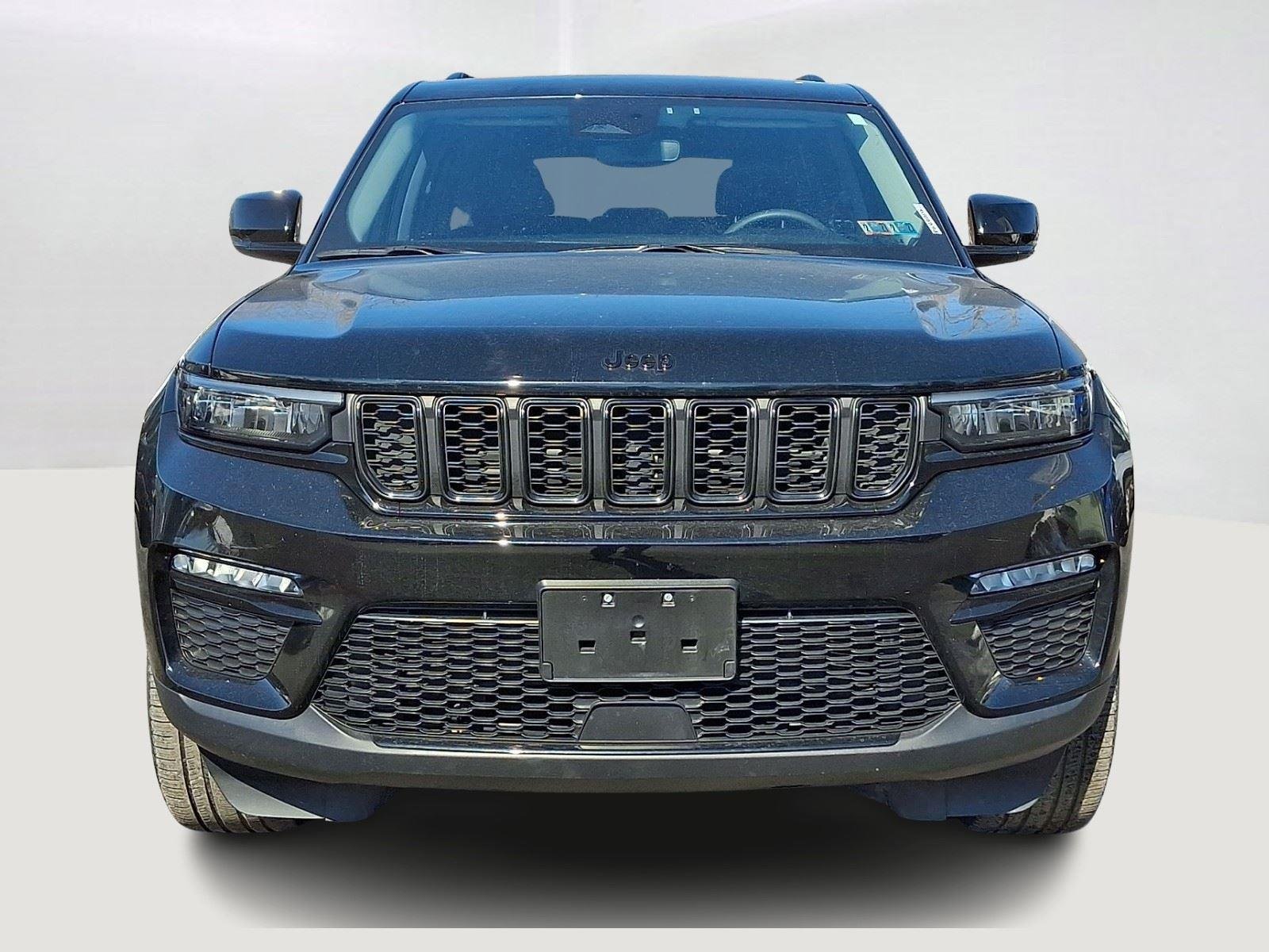 Used 2023 Diamond Black Crystal Pearlcoat Jeep Limited image 2