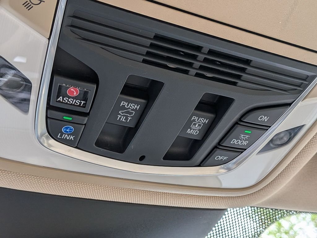 Used 2023  Acura Advance image 25