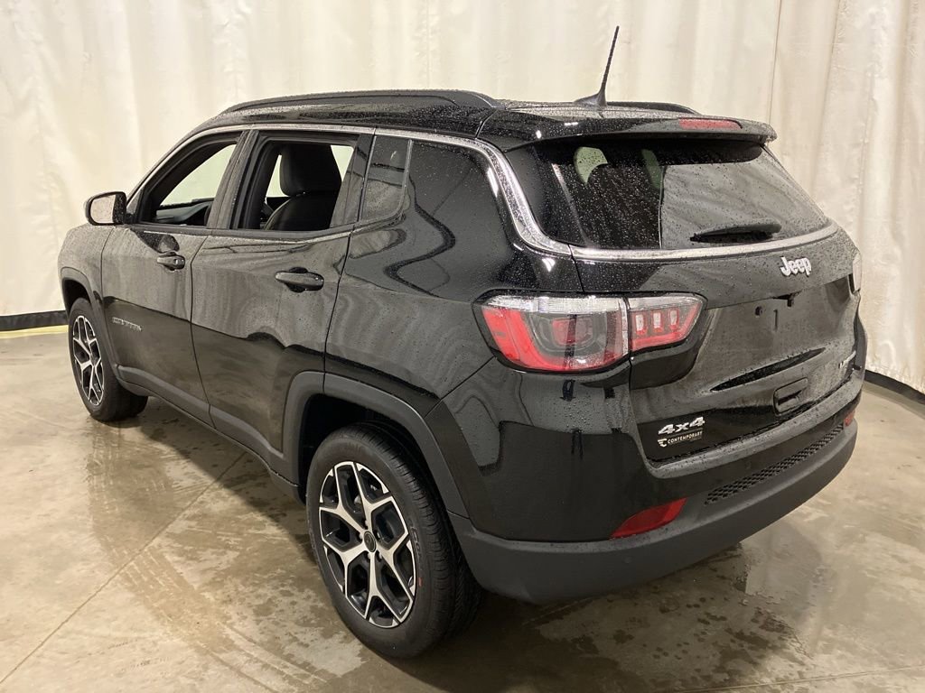 New 2026 Diamond Black Crystal Pearl-Coat Exterior Paint Jeep Limited image 17