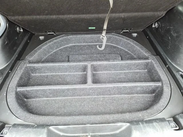 Used 2017 Silver Jeep Latitude image 12