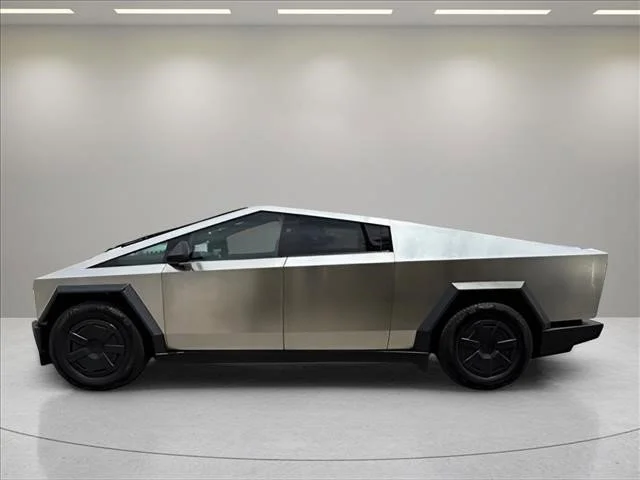 Used 2024  Tesla Base image 8