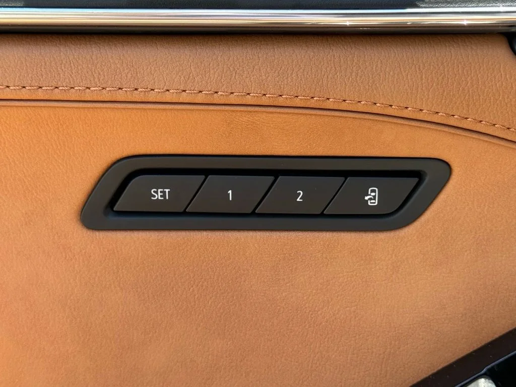 Used 2025  Cadillac Premium Luxury image 17