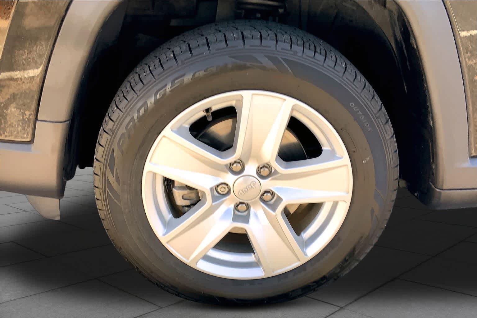 Used 2022 Diamond Black Crystal Pearlcoat Jeep Latitude image 10
