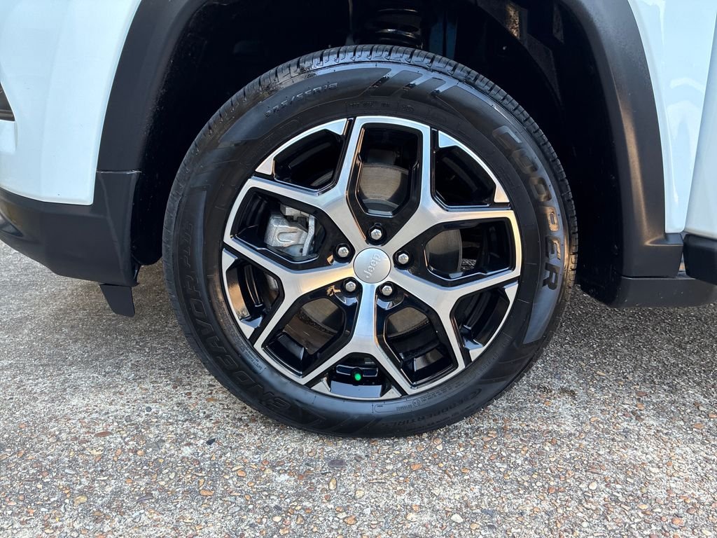Used 2024 White/off-white Jeep Latitude image 26