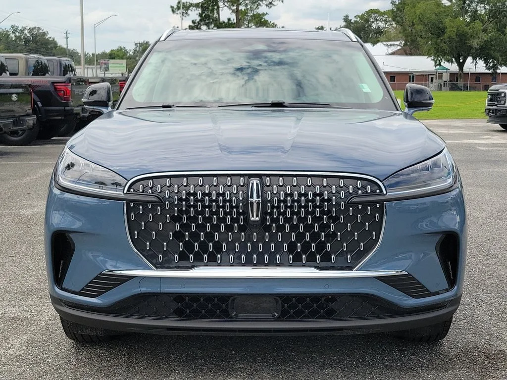 Used 2025 Blue Lincoln Premiere image 8