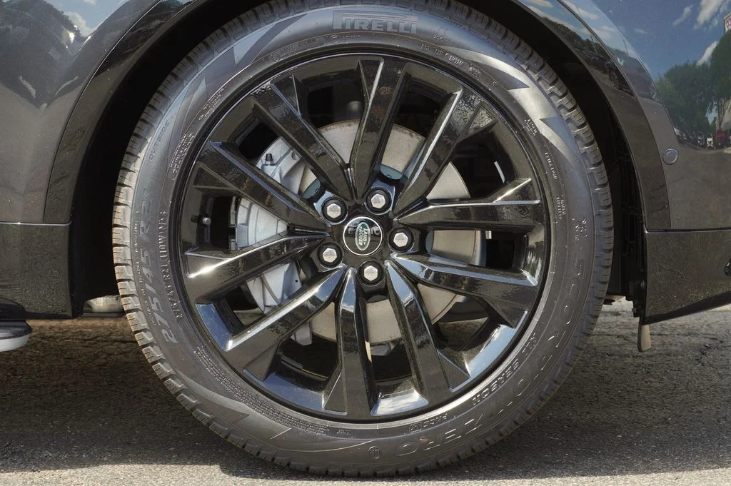 New 2026 Carpathian Grey Land Rover Dynamic SE image 8