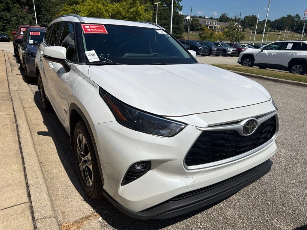Used 2023 Beige Toyota XLE image 4