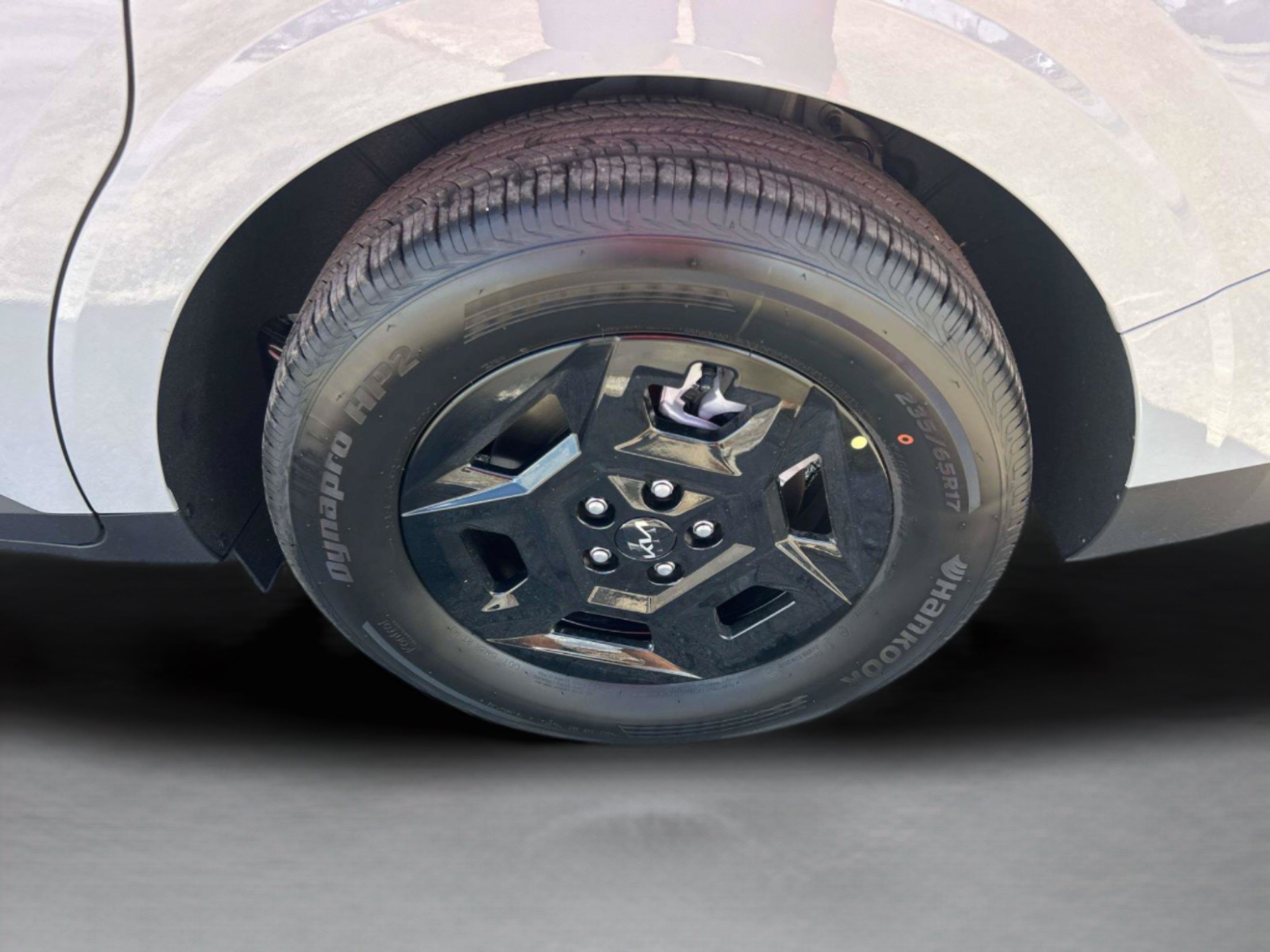 New 2027 Ceramic Silver Kia LX image 33
