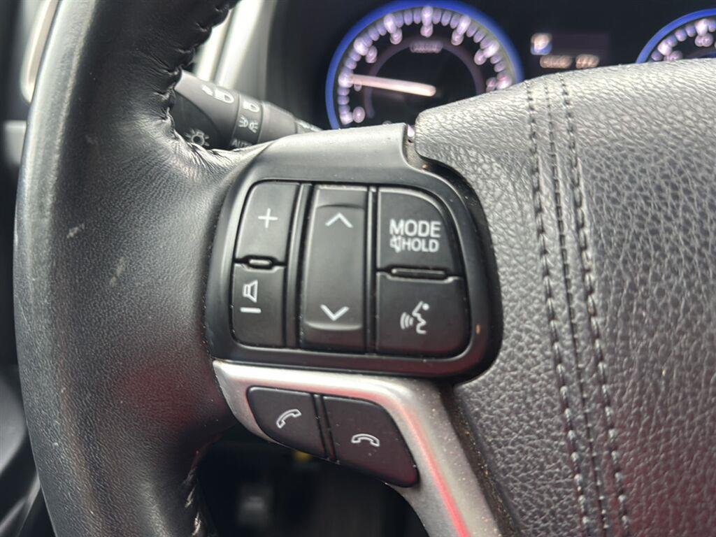 Used 2017  Toyota XLE image 18
