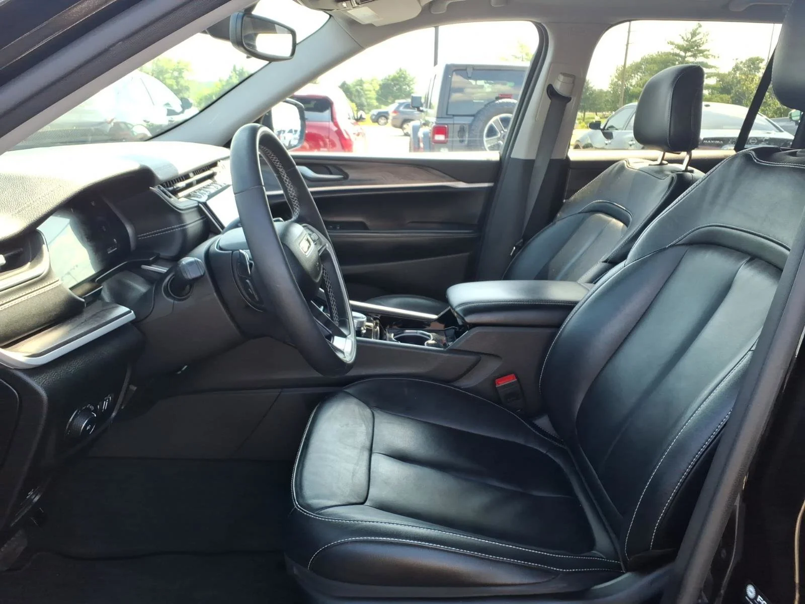 Used 2023 Diamond Black Crystal Pearlcoat Jeep Limited image 24