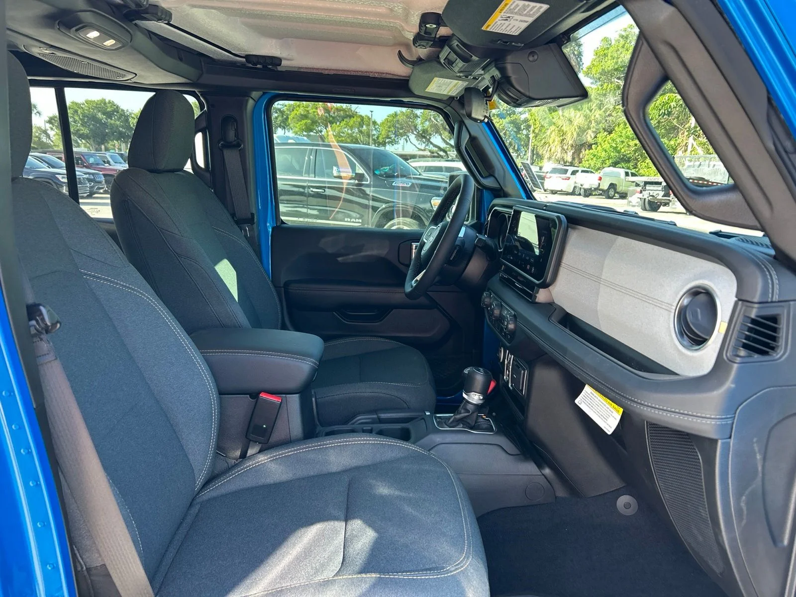 Used 2025 Blue Pearl Jeep Sahara image 12