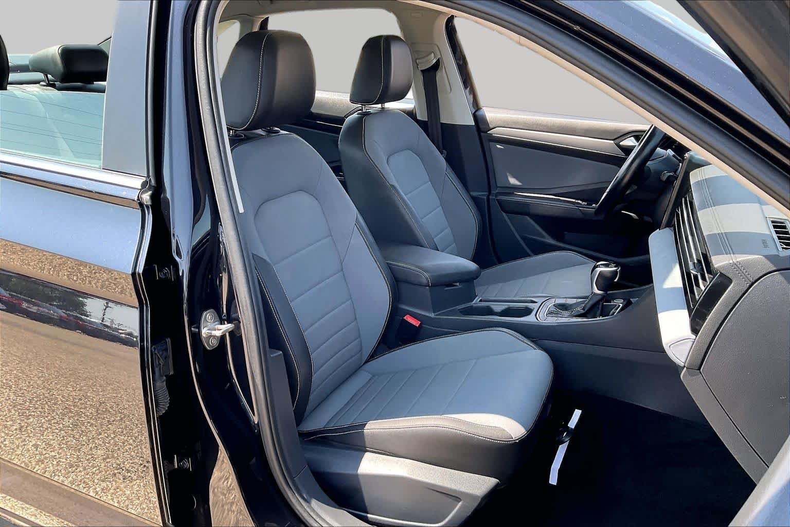 Used 2025 Deep Black Pearl Volkswagen SE image 9