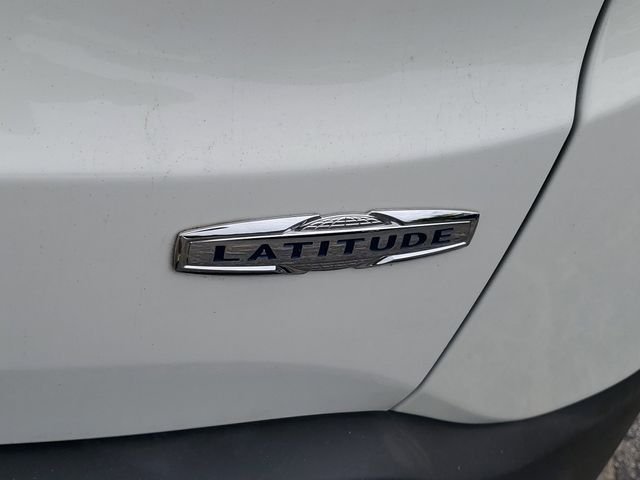Used 2017 White Jeep Latitude image 27