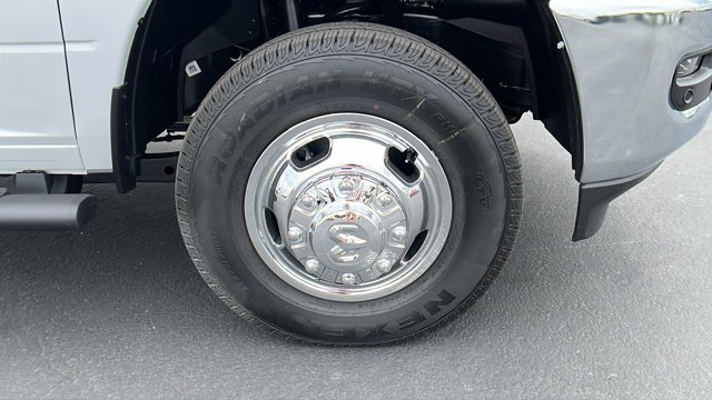 New 2026 Bright White Clear-Coat Exterior Paint RAM Tradesman image 10
