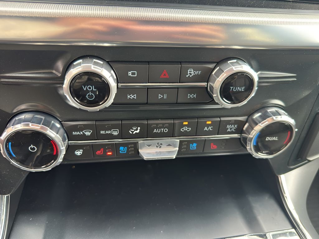 New 2025 Star White Metallic Tri-Coat Ford Lariat® image 24