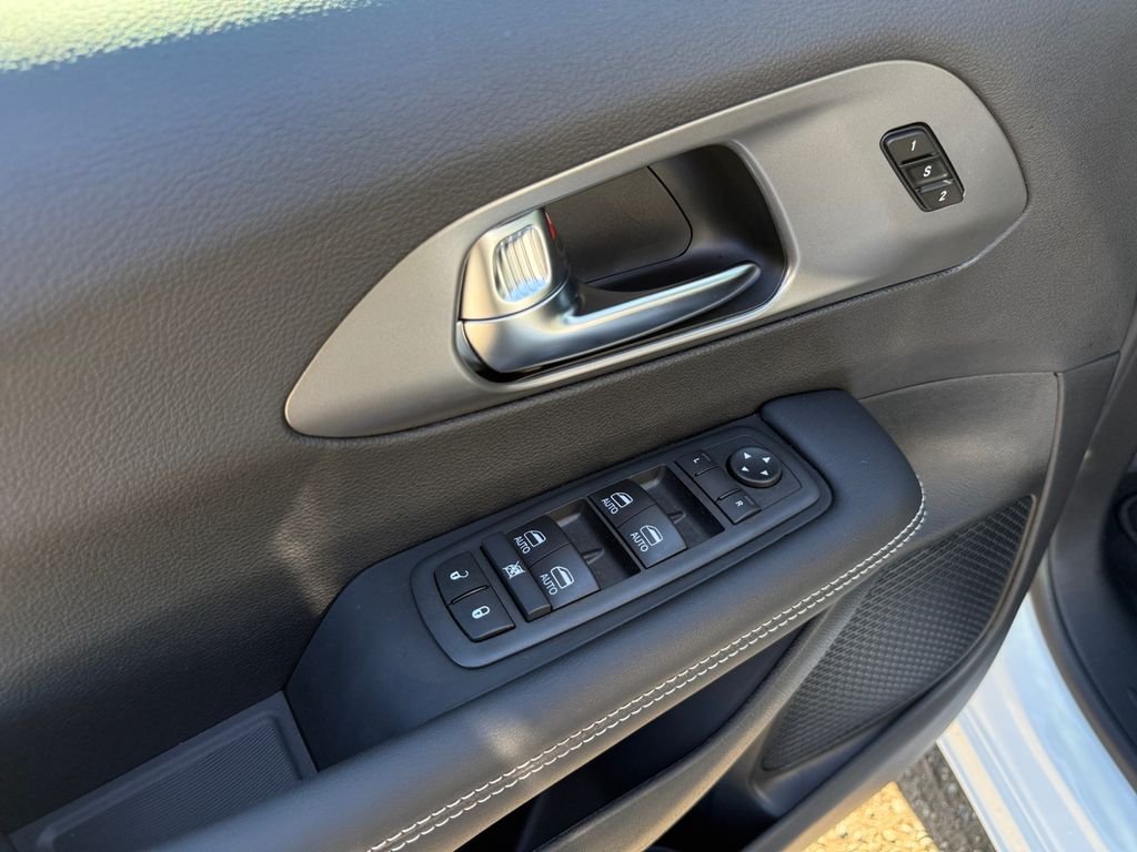2026 Chrysler Pacifica Select - Photo 12
