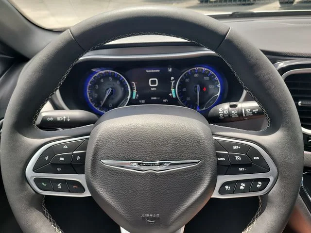 Used 2025 White Chrysler Select image 30