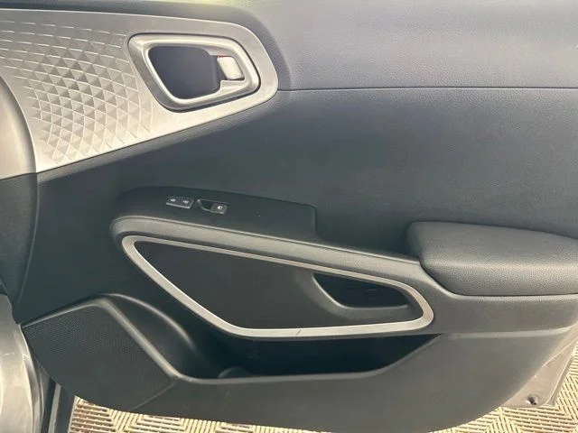 Used 2025  Kia LX image 21