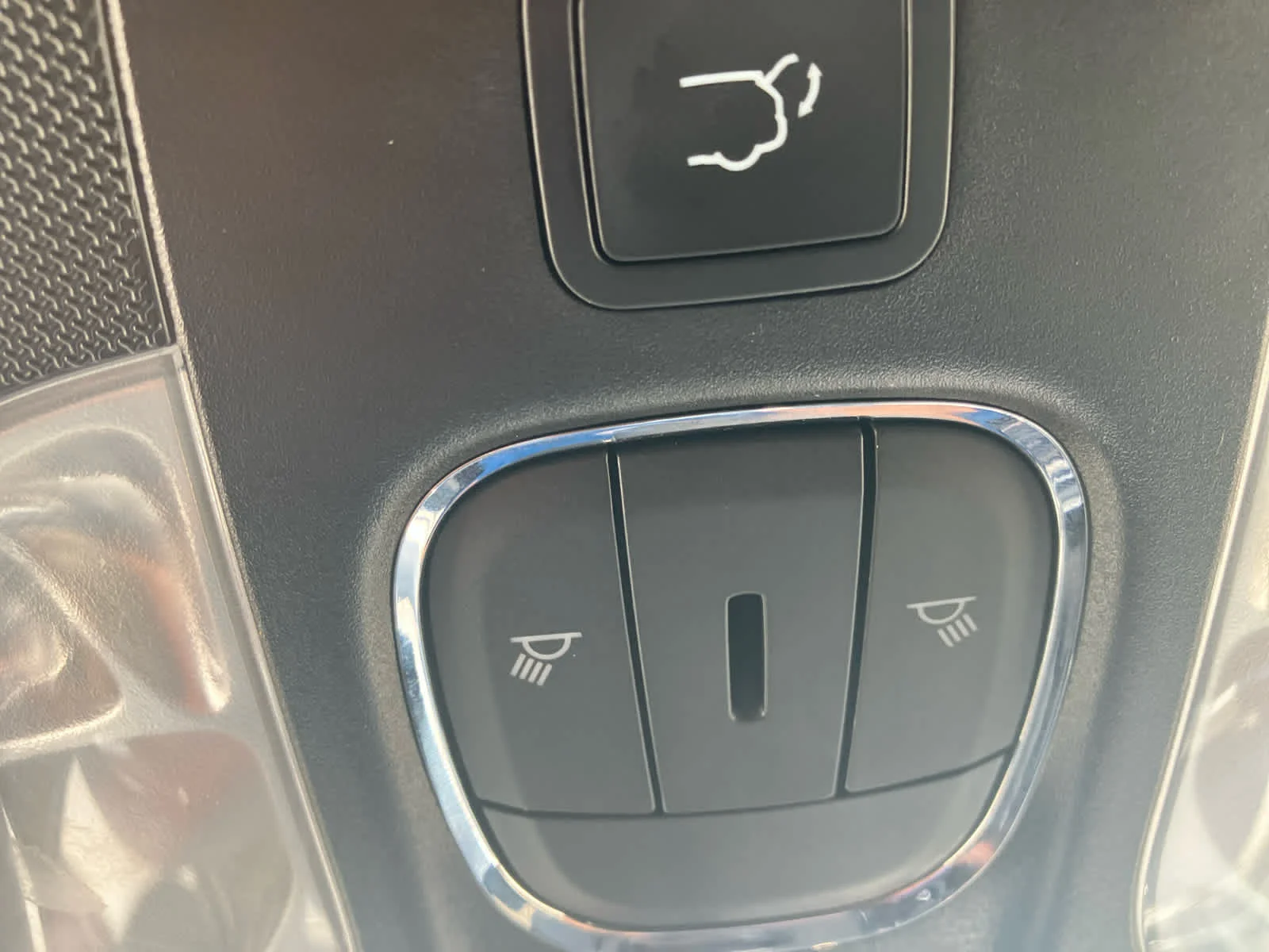 Used 2025 Diamond Black Crystal Pearlcoat Jeep Latitude image 19