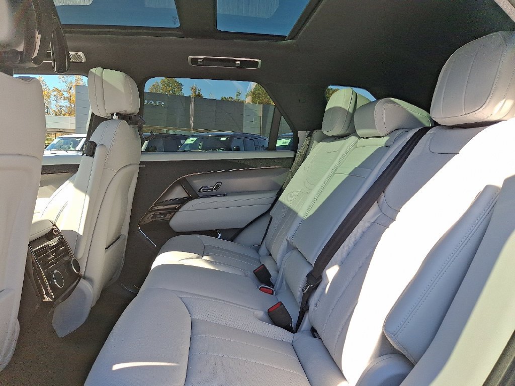 New 2027 Borasco Grey Land Rover SE image 6