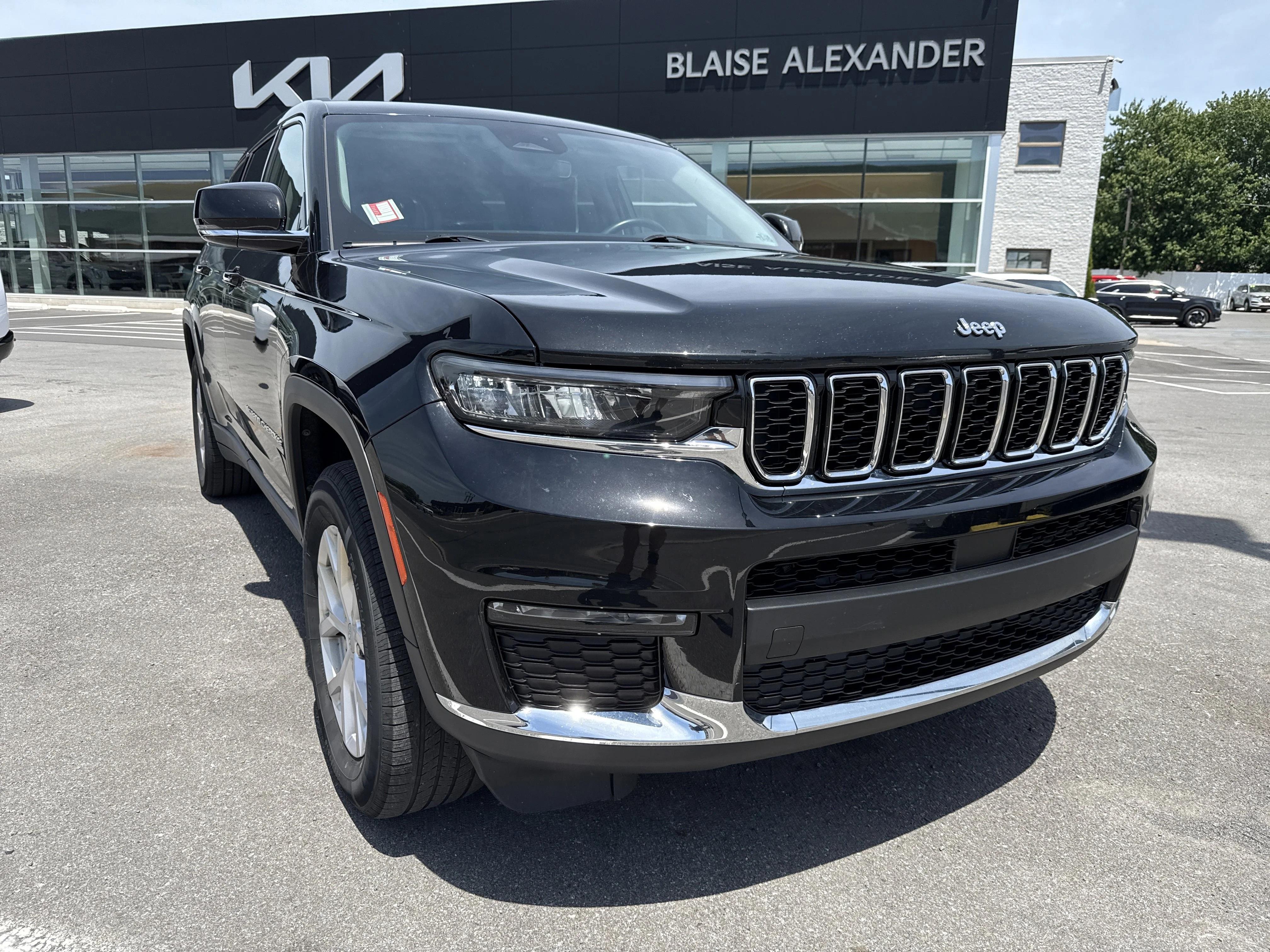 Used 2021 Diamond Black Crystal Pearlcoat Jeep Limited image 1