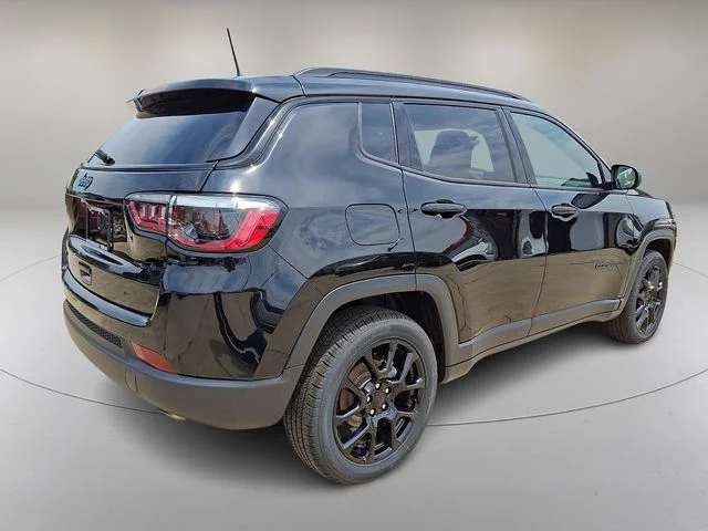 Used 2022 Black Jeep Latitude image 11
