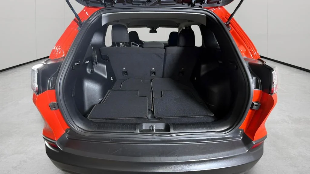 Used 2021 Orange Jeep Latitude FWD image 27