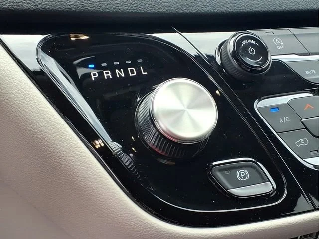Used 2023  Chrysler LX image 9