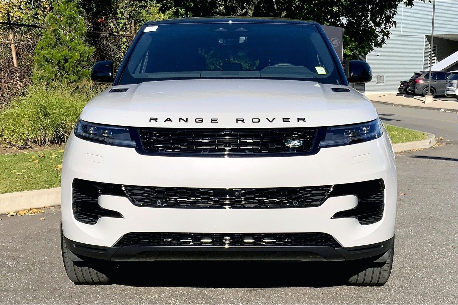 New 2027 Borasco Grey Land Rover  SE P360 image 3