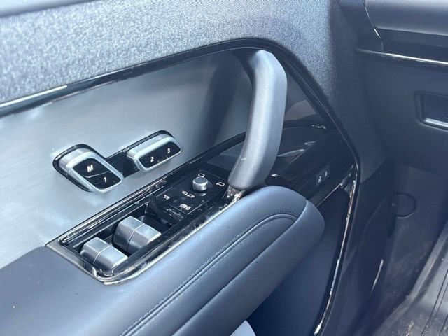 New 2026 Ostuni Pearl White Land Rover Dynamic SE image 12