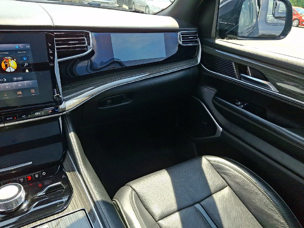 Used 2022 Diamond Black Crystal Pearlcoat Jeep Series II image 17
