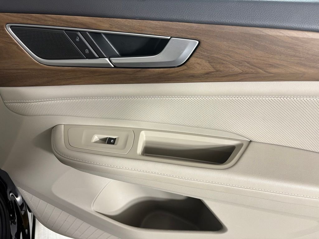 Used 2024 Black Volkswagen 2.0T SE w/Technology image 12