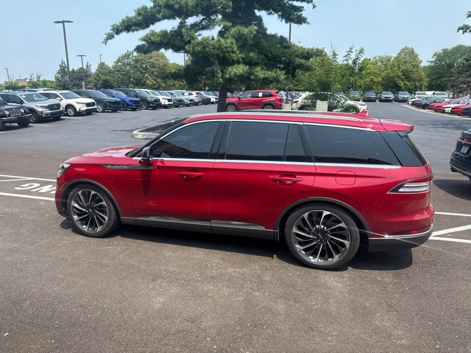 Used 2020 Red Lincoln Reserve image 12