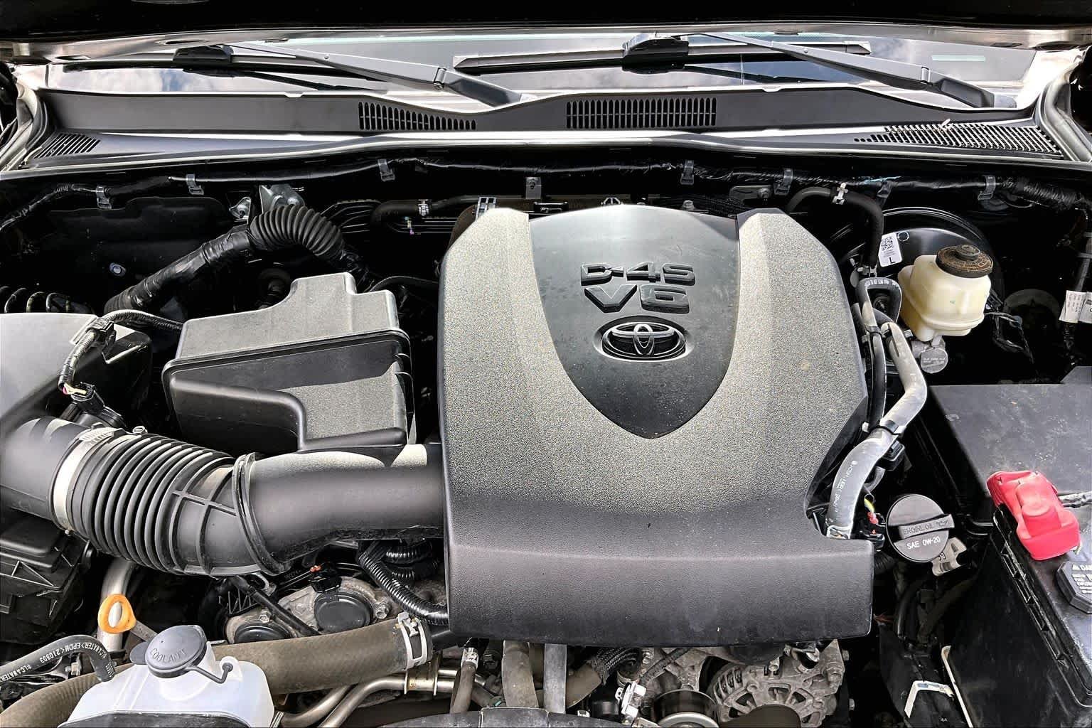 Used 2022 Midnight Black Metallic Toyota SR5 image 30