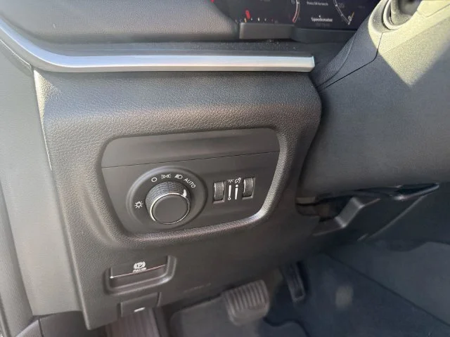 Used 2023 Silver Jeep Altitude image 31