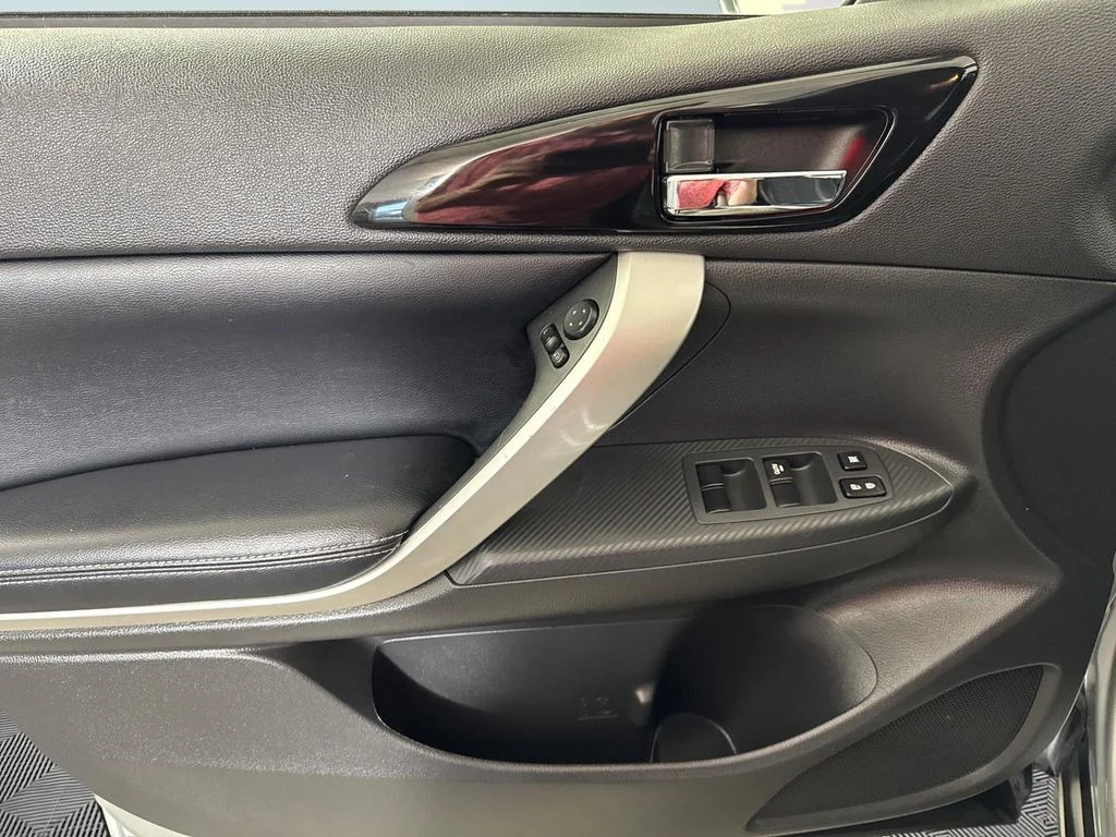 Used 2024 Silver Mitsubishi SE image 18