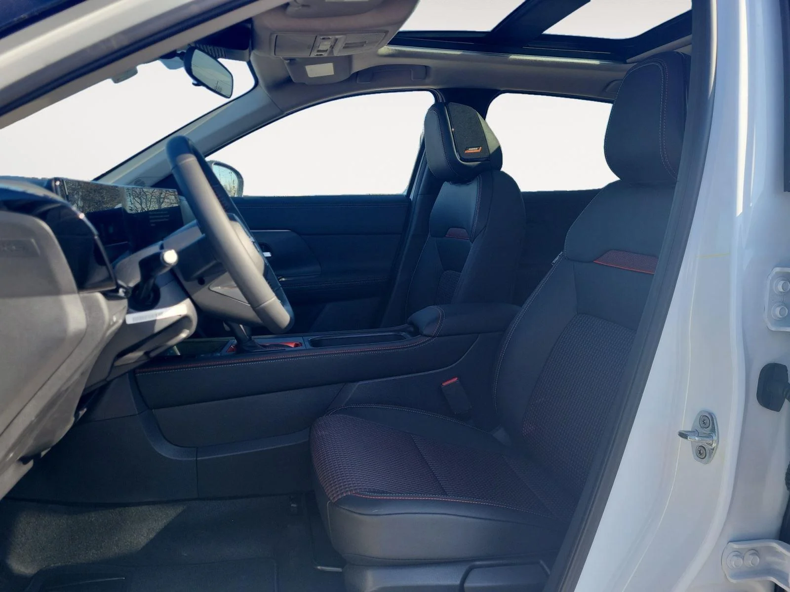 New 2026 Aspen White Tricoat/Super Black Nissan SR image 10